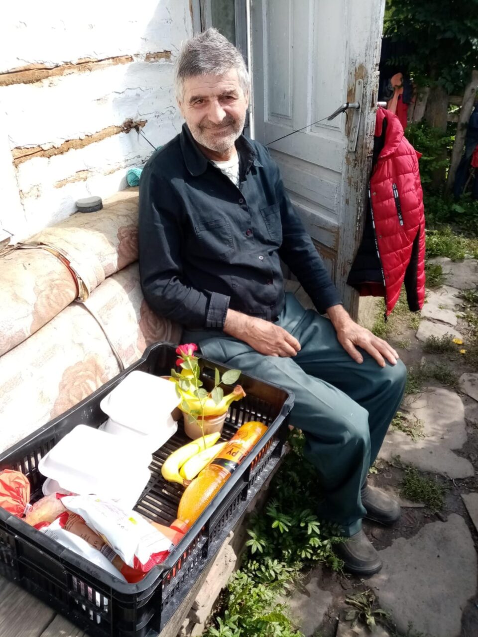 „Bunicii de împrumut” din Câmpulung Moldovenesc, ajutați cu hrană și medicamente de Asociația „Licuricii fericiți”