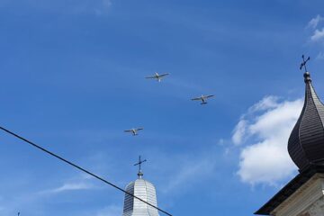 Trei avioane au survolat cerul la ultimul drum al lui Bogdan Constantin Adomniței
