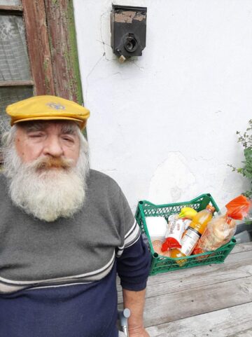 „Bunicii de împrumut” și copiii nevoiași din Câmpulung Moldovenesc, ajutați cu hrană și medicamente de Asociația „Licuricii fericiți”