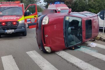 Mașina răsturnată în urma impactului