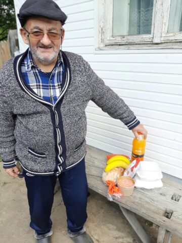 „Bunicii de împrumut” și copiii nevoiași din Câmpulung Moldovenesc, ajutați cu hrană și medicamente de Asociația „Licuricii fericiți”