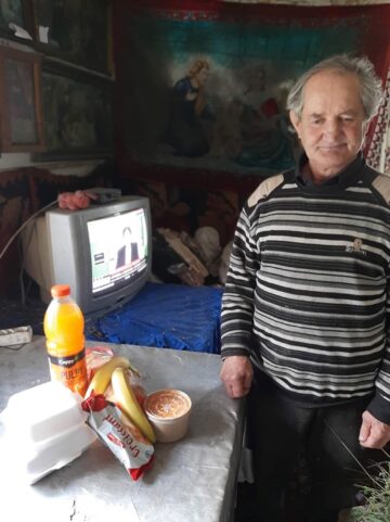 „Bunicii de împrumut” și copiii nevoiași din Câmpulung Moldovenesc, ajutați cu hrană și medicamente de Asociația „Licuricii fericiți”