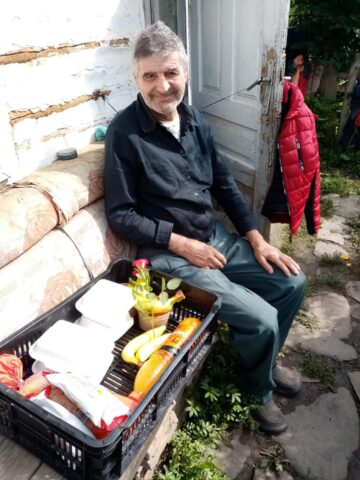 „Bunicii de împrumut” și copiii nevoiași din Câmpulung Moldovenesc, ajutați cu hrană și medicamente de Asociația „Licuricii fericiți”