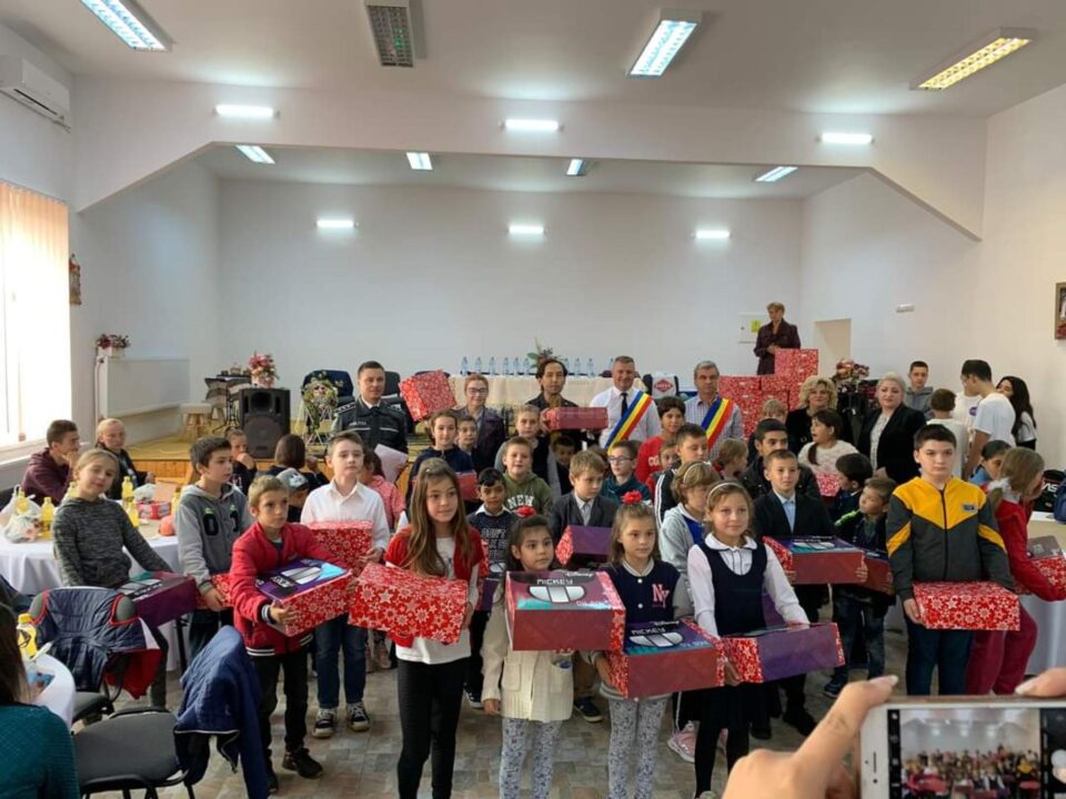 Copiii au primit ghiozdane, rechizite și dulciuri