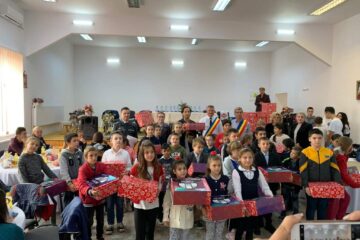 Copiii au primit ghiozdane, rechizite și dulciuri