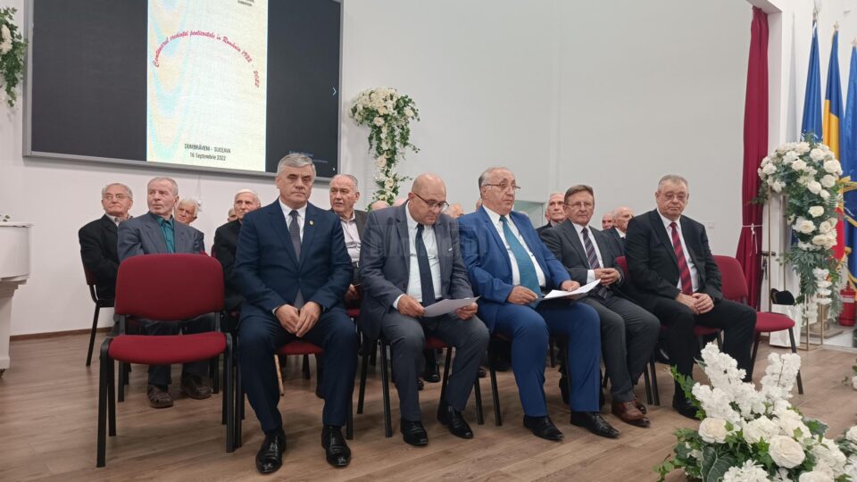 Pe scenă au urcat oameni din conducerea bisericii penticostale și veteranii acestui cult