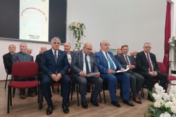 Pe scenă au urcat oameni din conducerea bisericii penticostale și veteranii acestui cult