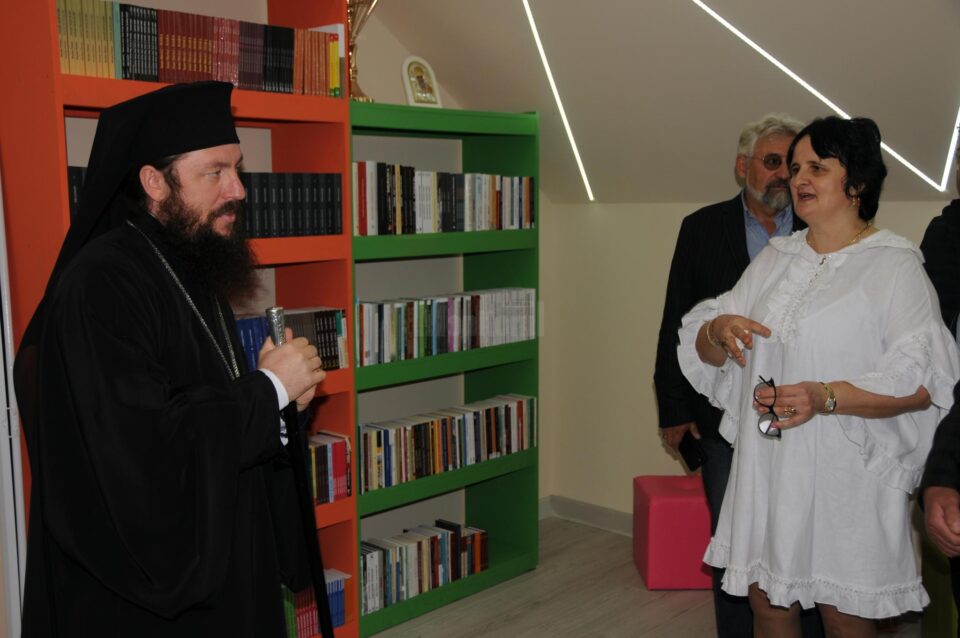 Investitorul Aurica Danieliuc vorbind despre modul de funcționare a noii biblioteci