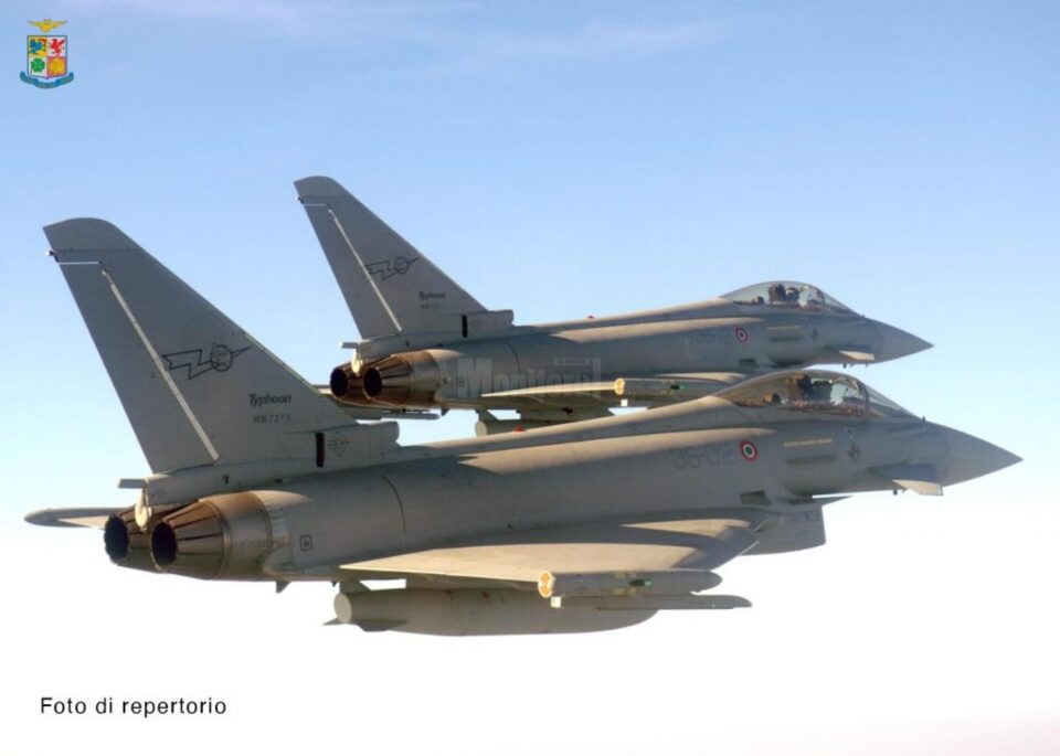 Doua avioane militare aeriene au interceptat o aeronavă care opera zborul Suceava - Roma