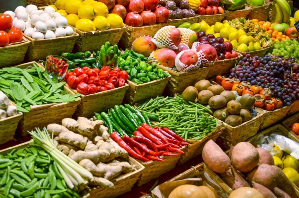 Fructe sau legume, contra PET-uri, doze sau sticle