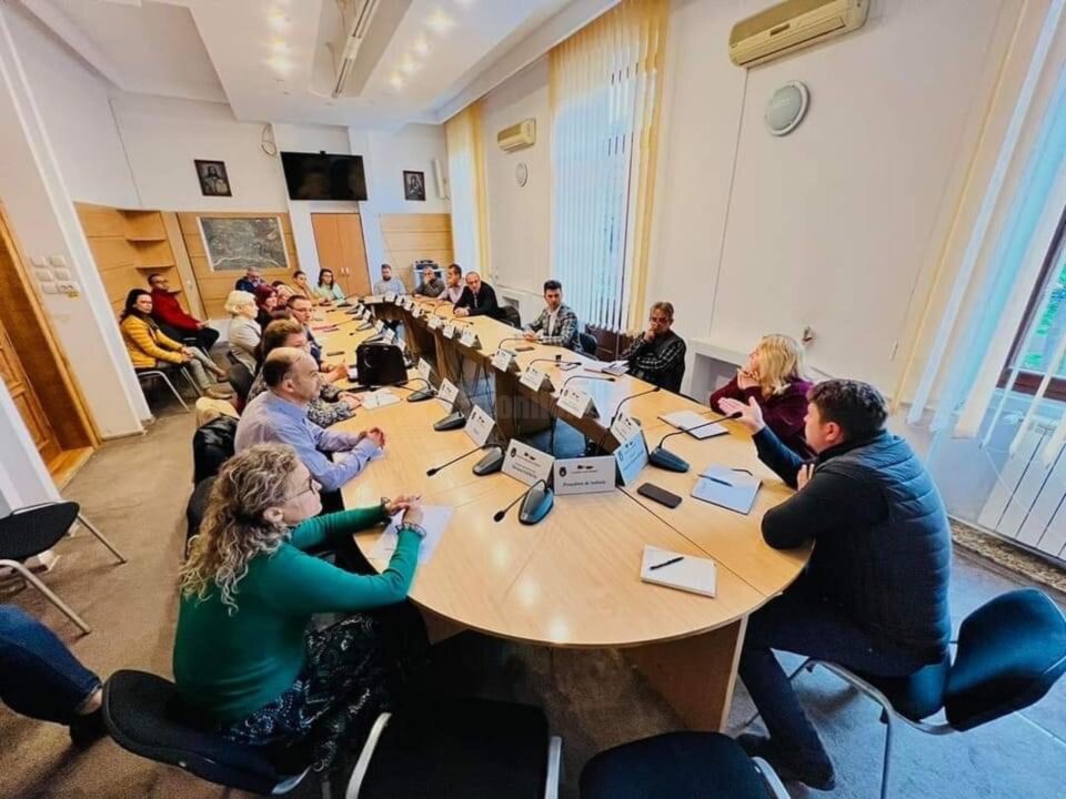 Primarul municipiului Rădăuți, Bogdan Loghin, s-a întâlnit cu managerii unităților de învățământ din municipiu