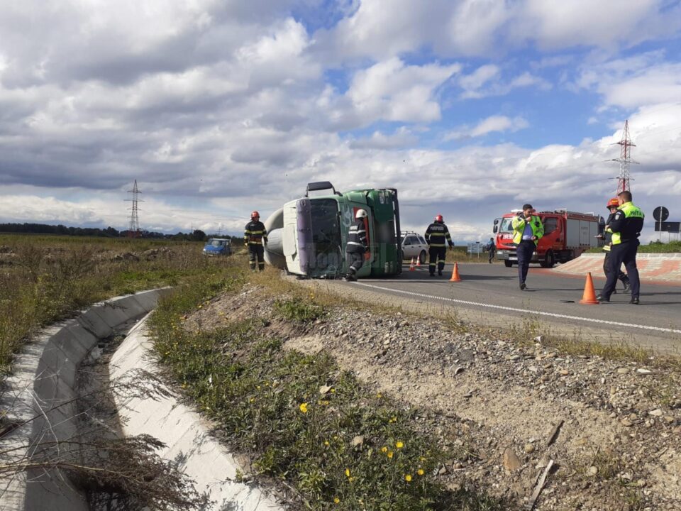 Autobetonieră răsturnată în sens giratoriu, la Rădăuți