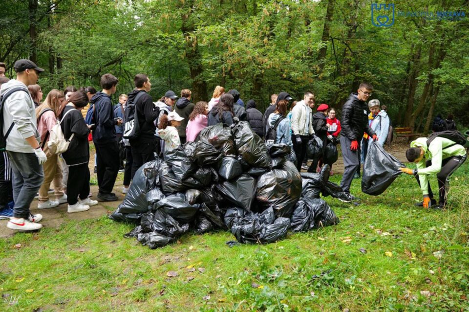 Sute de tineri s-au adunat pe esplanada centrală a Sucevei de Ziua Națională de Curățenie