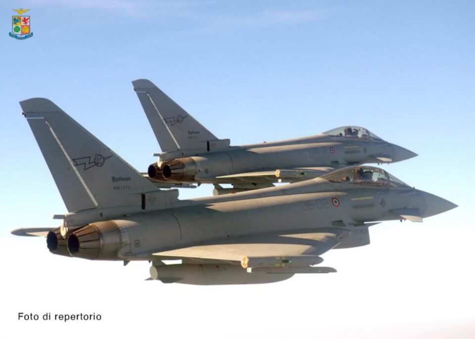 Două avioane militare aeriene au interceptat o aeronavă care opera zborul Suceava - Roma