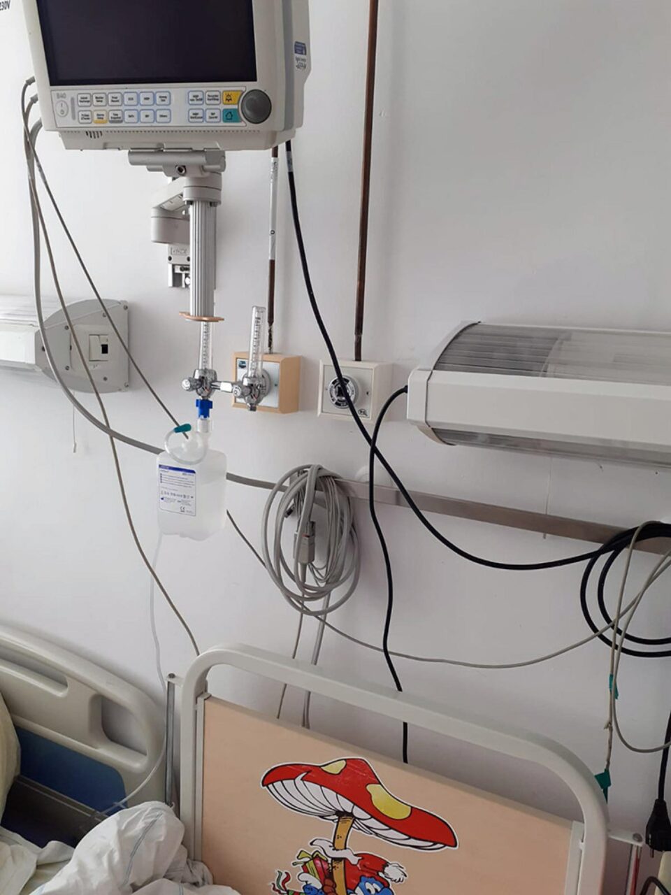 Copiii cu insuficiență respiratorie au nevoie de mască de oxigen