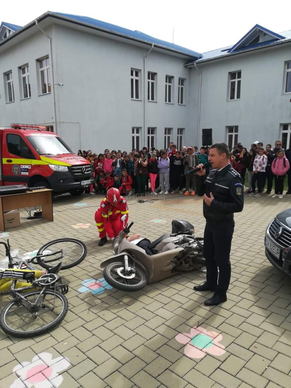 Peste 5.000 de tineri, informați de polițiștii suceveni cu privire la respectarea legislației rutiere