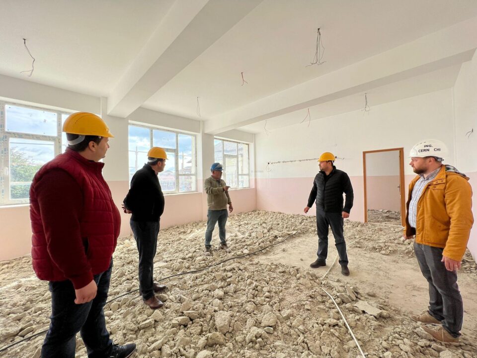 Primarul municipiului Rădăuți, Bogdan Loghin, a verificat lucrările de la Școala Nr. 6 din cartierul Obor Primarul municipiului Rădăuți, Bogdan Loghin, a verificat lucrările de la Școala Nr. 6 din cartierul Obor