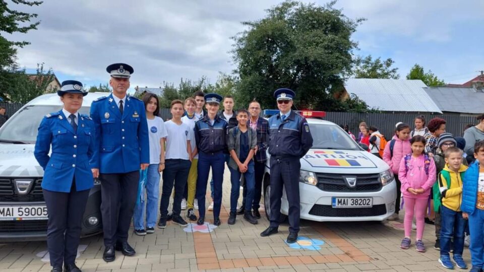 Peste 5.000 de tineri, informați de polițiștii suceveni cu privire la respectarea legislației rutiere