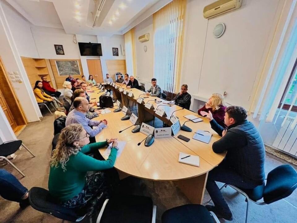 Primarul municipiului Rădăuți, Bogdan Loghin, s-a întâlnit cu managerii unităților de învățământ din municipiu Primarul municipiului Rădăuți, Bogdan Loghin, s-a întâlnit cu managerii unităților de învățământ din municipiu