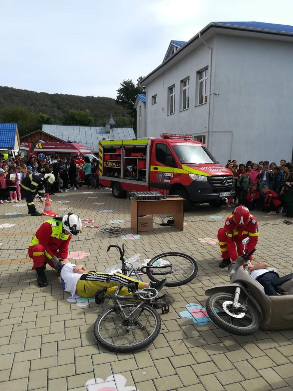 Peste 5.000 de tineri, informați de polițiștii suceveni cu privire la respectarea legislației rutiere