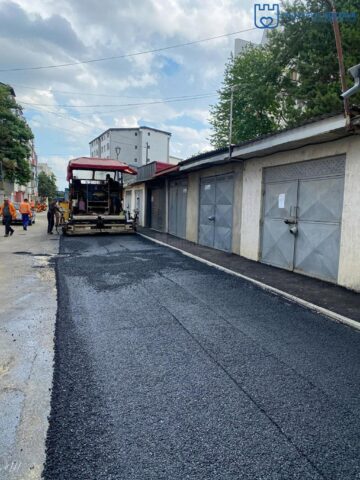Strada Eroilor a fost reabilitată, fiind create și 49 de locuri de parcare