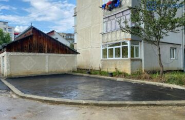 Strada Eroilor a fost reabilitată, fiind create și 49 de locuri de parcare