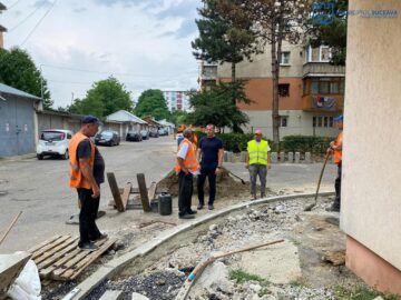 Strada Eroilor a fost reabilitată, fiind create și 49 de locuri de parcare