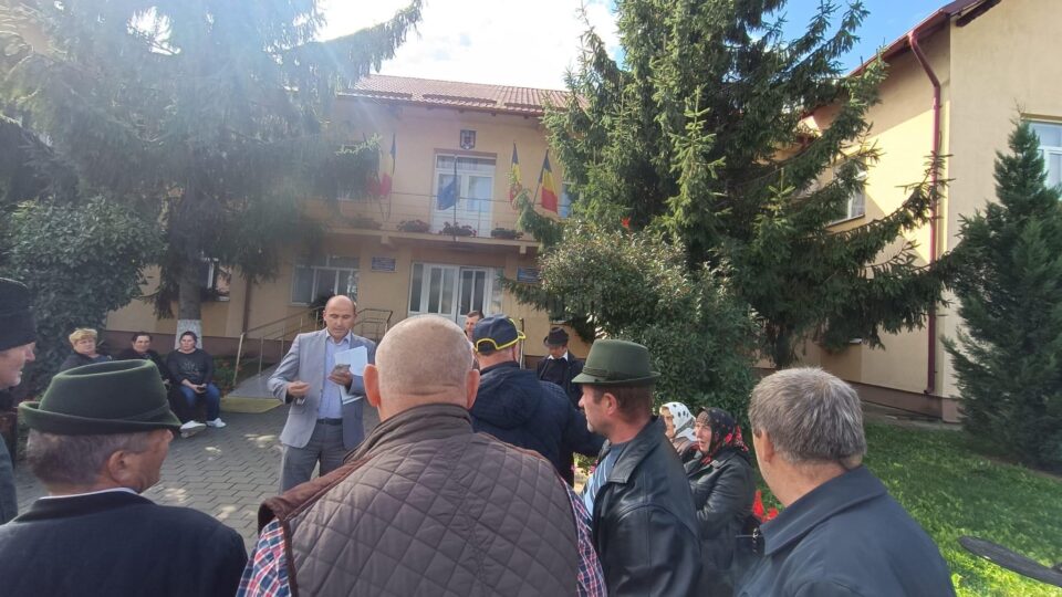 Primarul Neculai Miron, la discutiile de afara cu oamenii nemultumiti