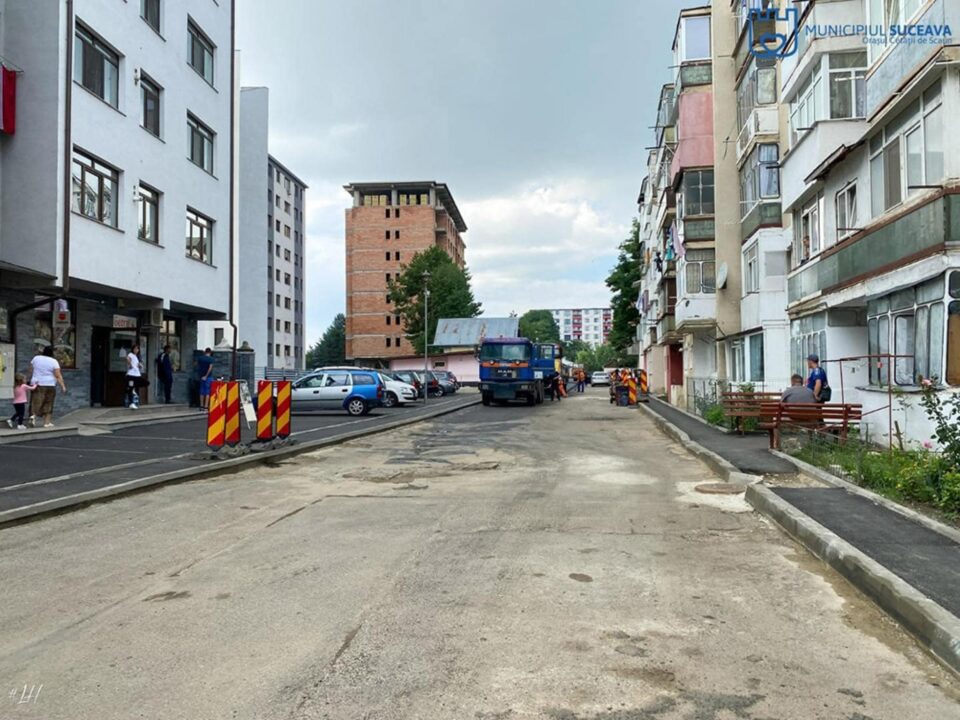 Lucrările de reabilitare a străzii Eroilor au dus și la crearea a 49 de locuri de parcare Lucrările de reabilitare a străzii Eroilor au dus și la crearea a 49 de locuri de parcare
