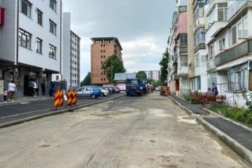 Lucrările de reabilitare a străzii Eroilor au dus și la crearea a 49 de locuri de parcare