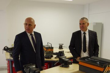 Primarul din Siret, Adrian Popoiu, și directorul ADR Nord-Est, Vasile Asandei