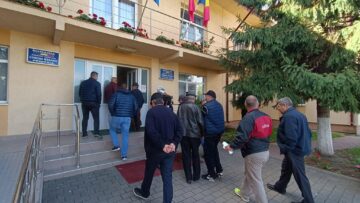 Crescătorii de animale au venit peste primarul și consilierii locali din Bosanci în scandalul imașului comunal