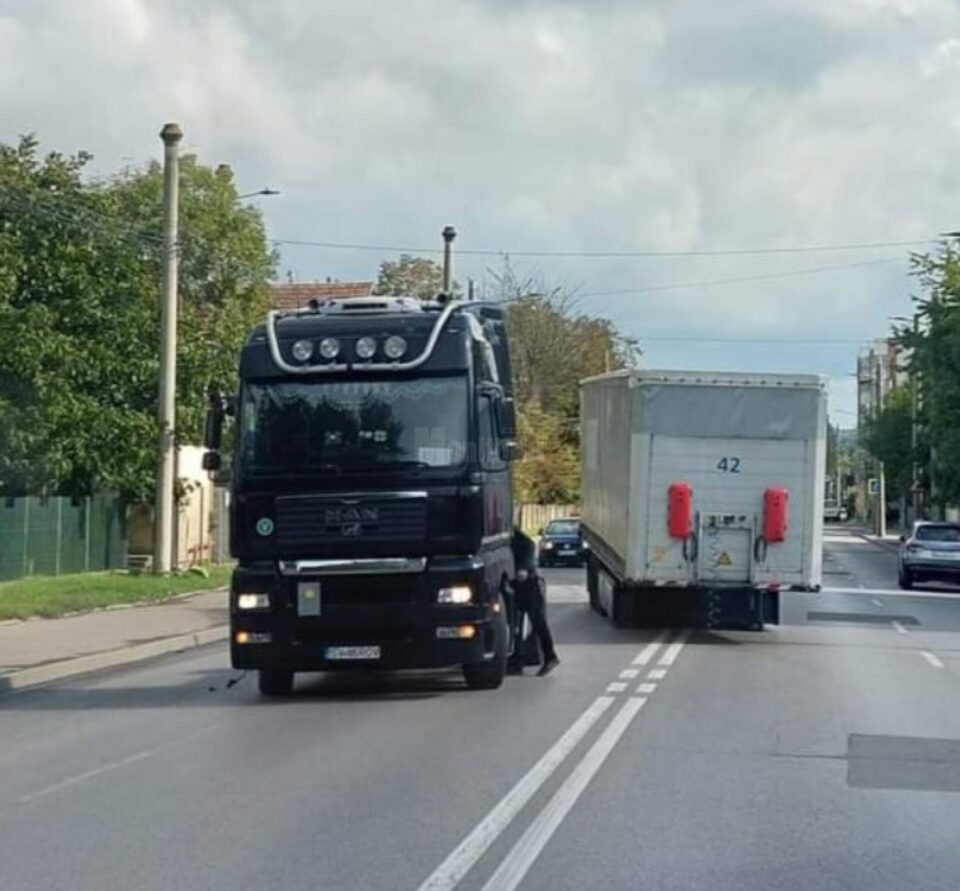 Remorca desprinsă de capul tractor, pe strada Traian Vuia - foto stirisuceava