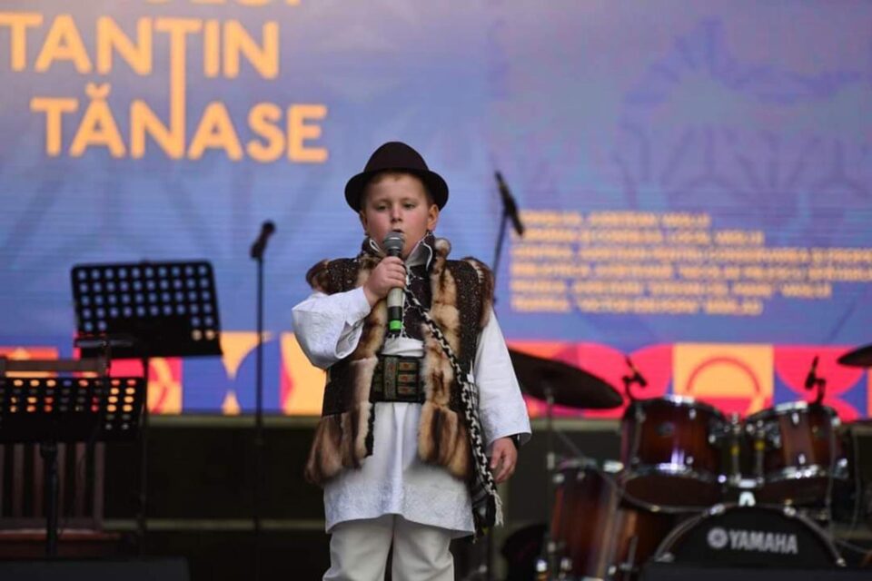 Un băiețel din Câmpulung Moldovenesc, câștigătorul Trofeului Festivalului de Umor „Constantin Tănase”, ediția a XXVII-a