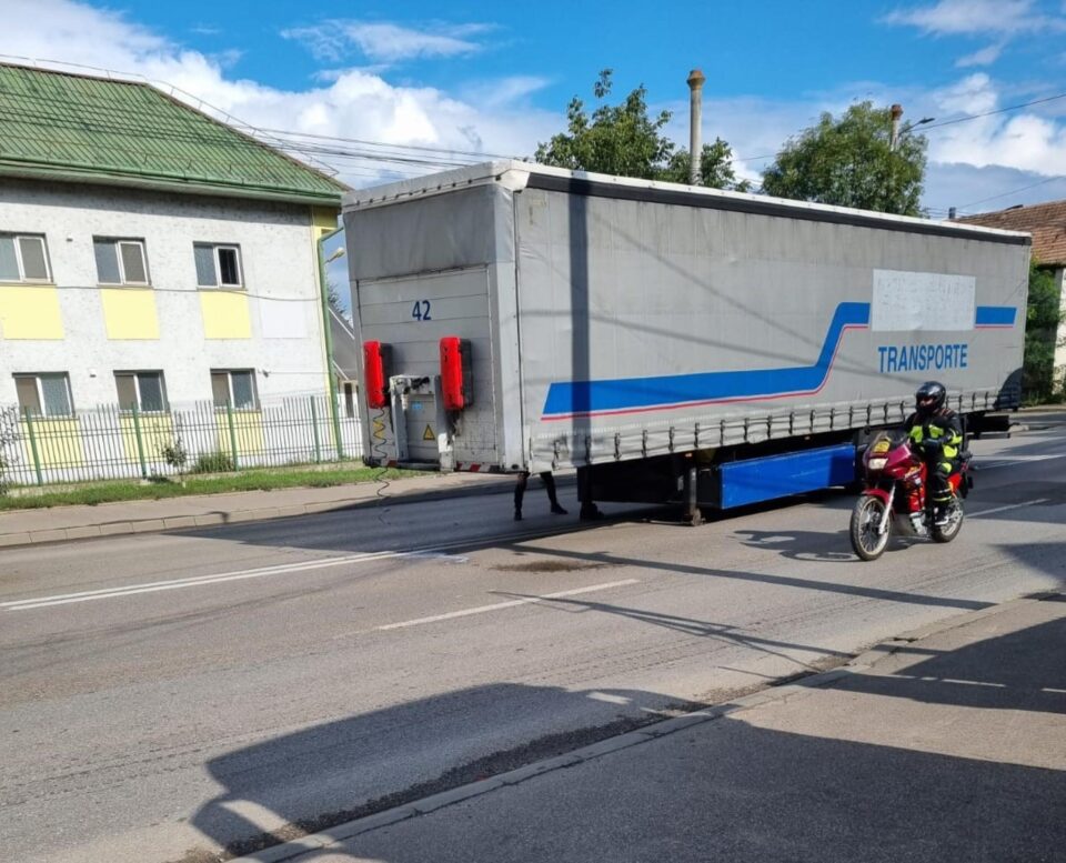 Remorca desprinsă de capul tractor, pe strada Traian Vuia