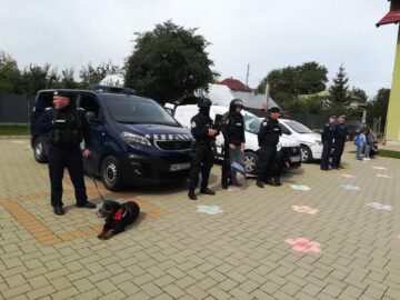 Tineri informați de polițiștii suceveni cu privire la respectarea legislației rutiere