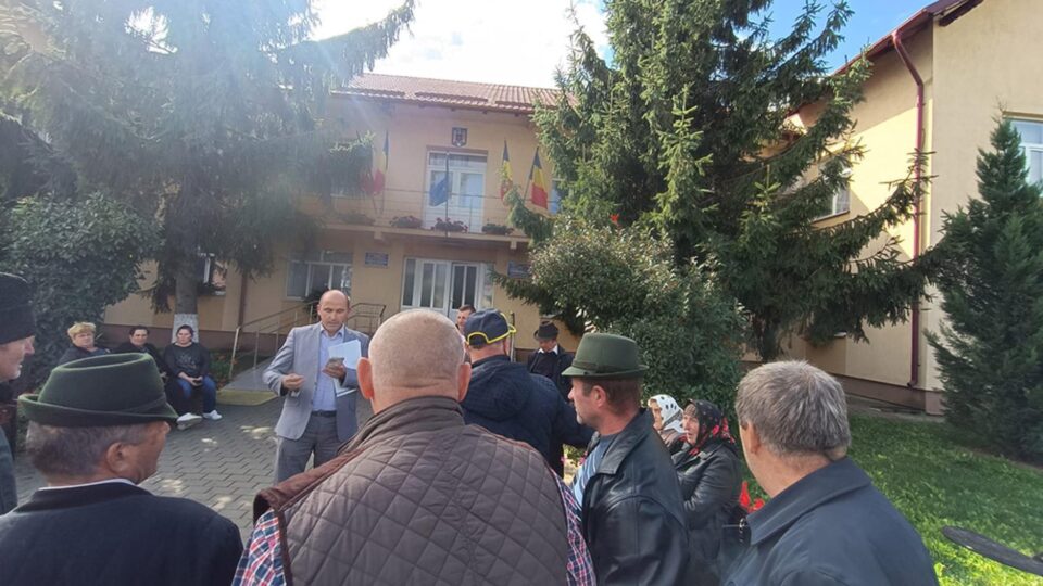 Crescătorii de animale au venit peste primarul și consilierii locali din Bosanci în scandalul imașului comunal