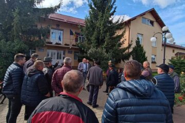 Primarul Neculai Miron, la discuțiile de afară cu oamenii nemulțumiți