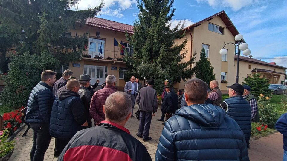 Primarul Neculai Miron, la discuțiile de afară cu oamenii nemulțumiți
