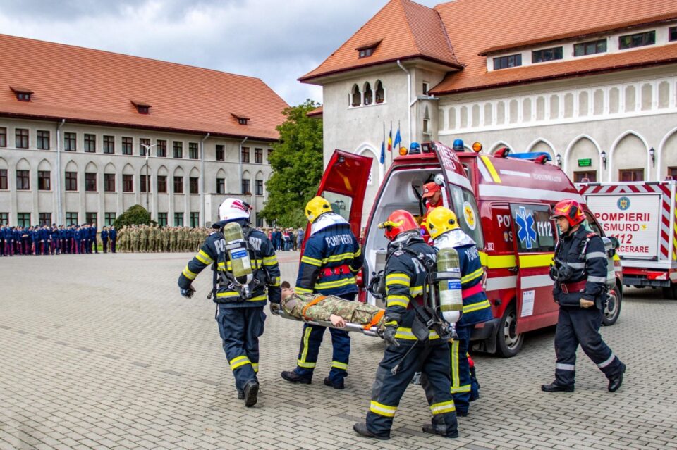 Simularea localizării unui incendiu și salvarea victimelor, la Colegiul Militar „Ștefan cel Mare” din Câmpulung Moldovenesc. Foto Laurențiu Sbiera