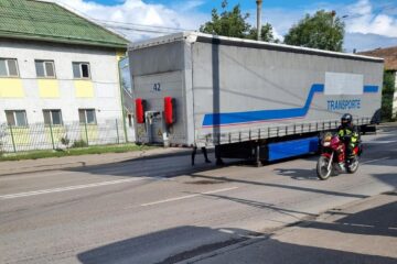 Remorca desprinsă de capul tractor, pe strada Traian Vuia