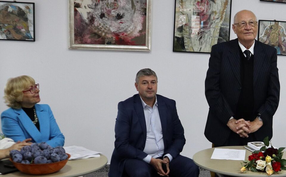 Prof. univ. dr. Elena Brândușa Steiciuc, primarul Gheorghe Cătălin Coman și scriitorul Grigore Ilisei Prof. univ. dr. Elena Brândușa Steiciuc, primarul Gheorghe Cătălin Coman și scriitorul Grigore Ilisei