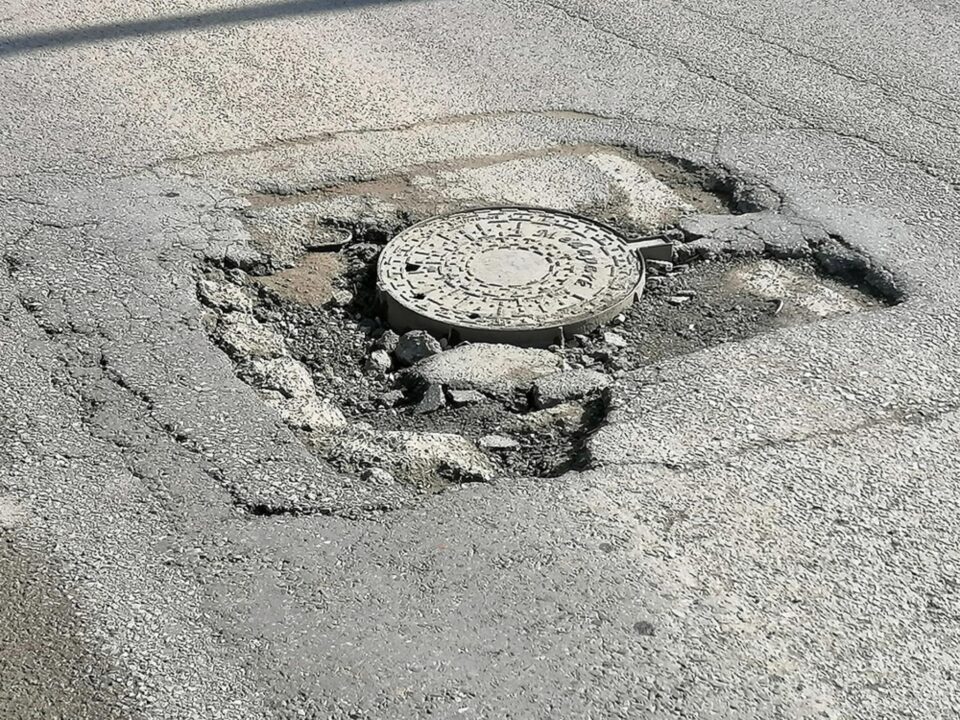 Gura de canalizare devenită pericol public