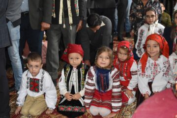 Copii îmbrăcați în haine de sărbătoare