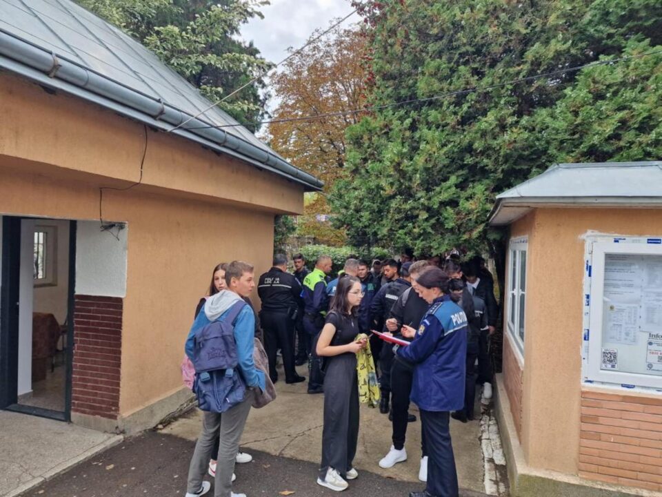 politisti in control la scoli