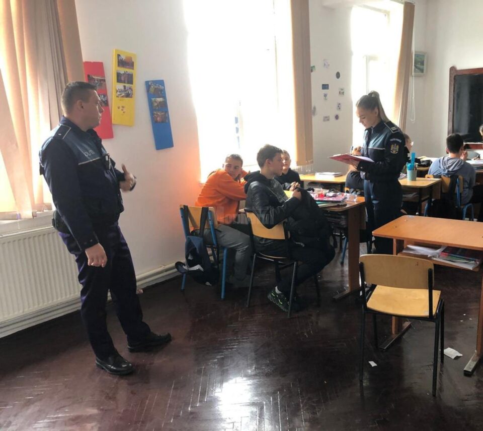 politisti in control la scoli