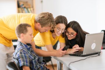 Trei școli din Sasca Mare, Iaslovăț și Fântânele vor avea laboratoare de informatică echipate de Fundația Te Aud România