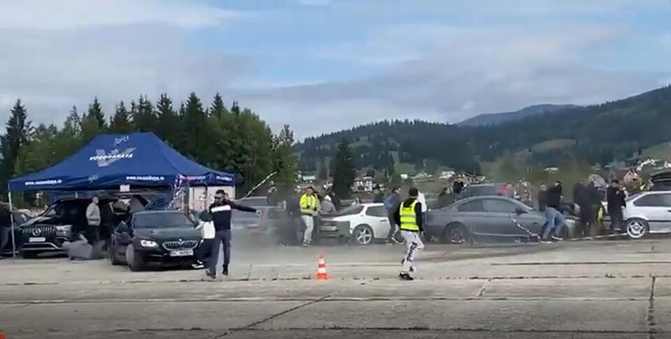 Bărbat în scaun cu rotile, aruncat câțiva metri de o mașină care participa la un concurs pe Aerodromul din Floreni Bărbat în scaun cu rotile, aruncat câțiva metri de o mașină care participa la un concurs pe Aerodromul din Floreni
