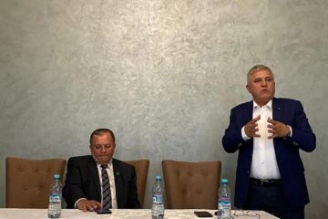 Dumitru Mihalescul (dreapta) și președintele PNL Suceava, Gheorghe Flutur