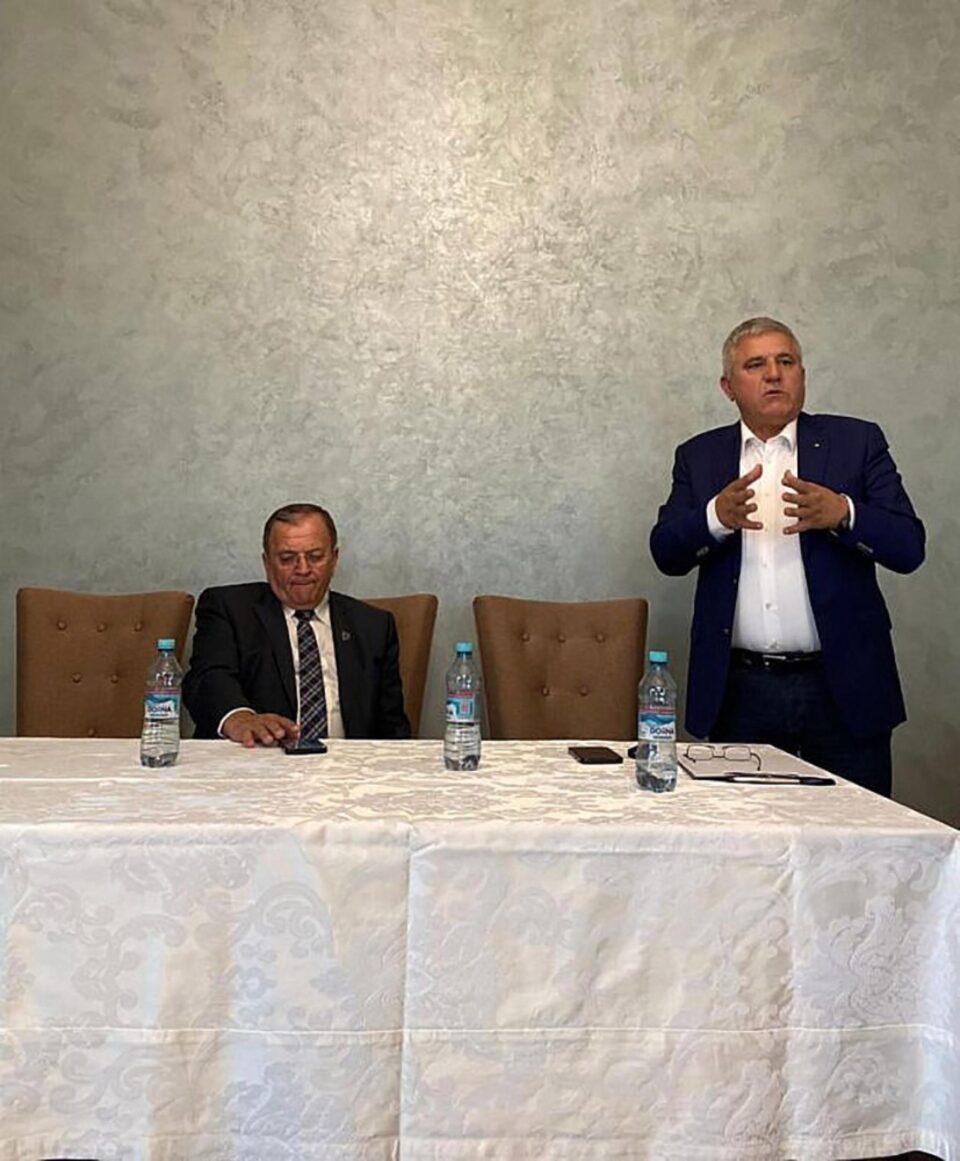 Dumitru Mihalescul (dreapta) și președintele PNL Suceava, Gheorghe Flutur